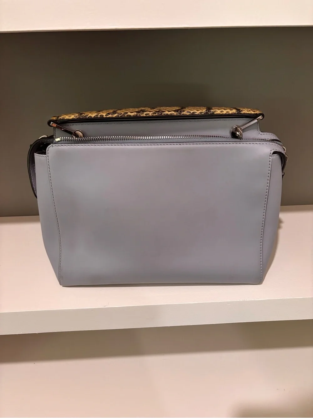 Stylish Women's Shoulder Bag in Light Gray with Snakeskin Strap